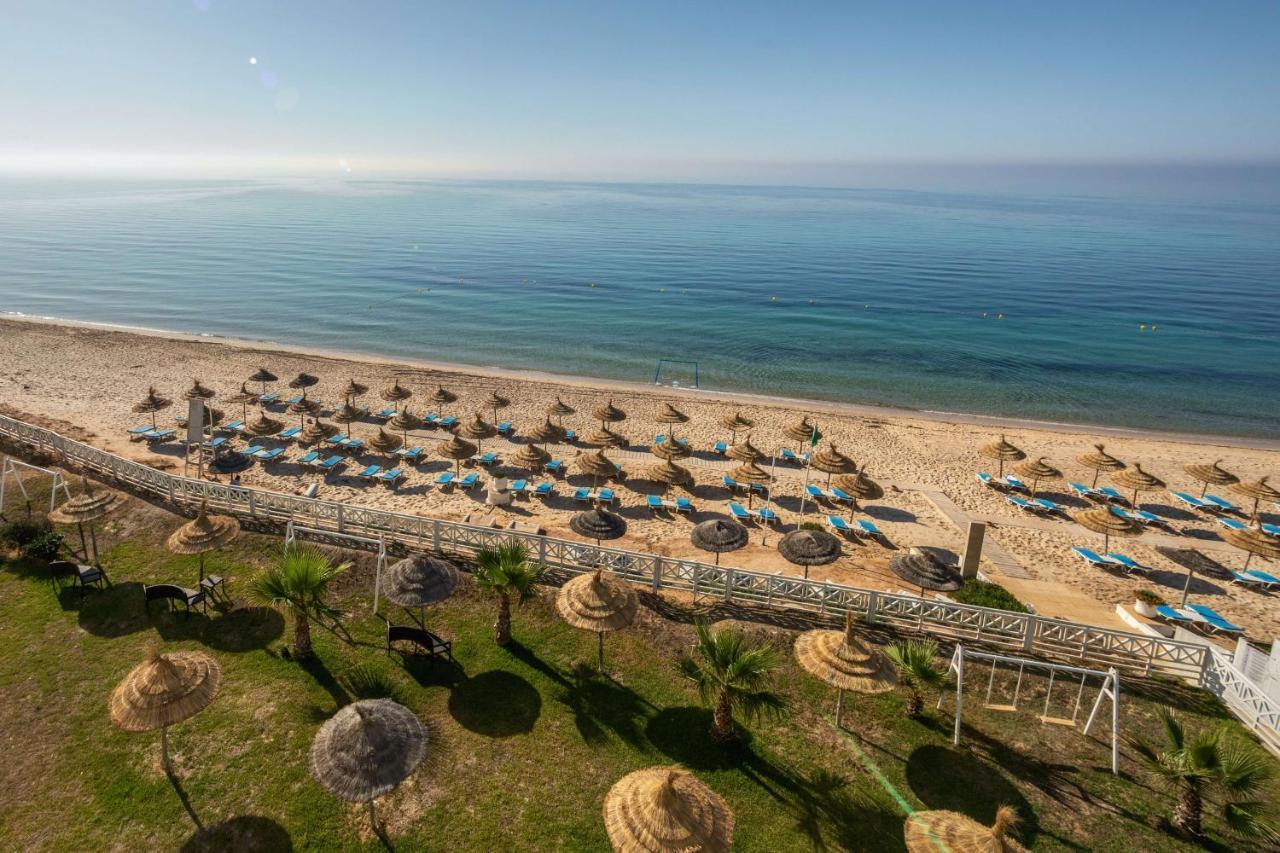 Radisson Blu Resort & Thalasso Hammamet Kültér fotó The beach of the resort