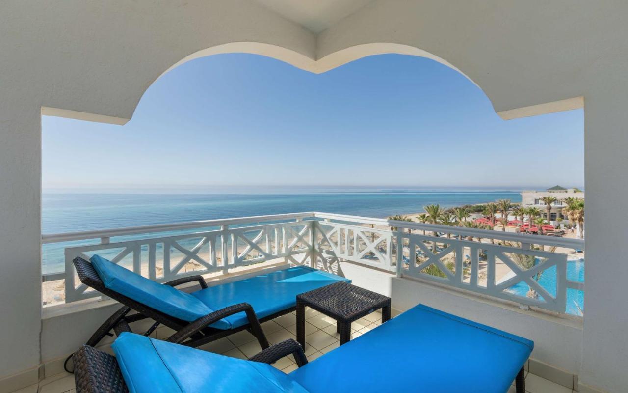 Radisson Blu Resort & Thalasso Hammamet Kültér fotó Balcony of a suite at the Hilton Sharm El Sheikh Resort