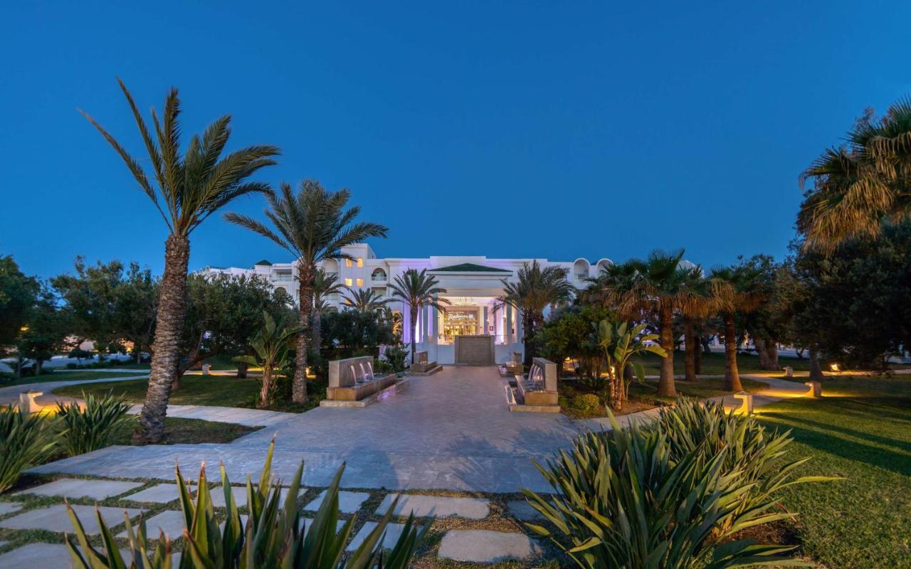 Radisson Blu Resort & Thalasso Hammamet Kültér fotó The hotel at night
