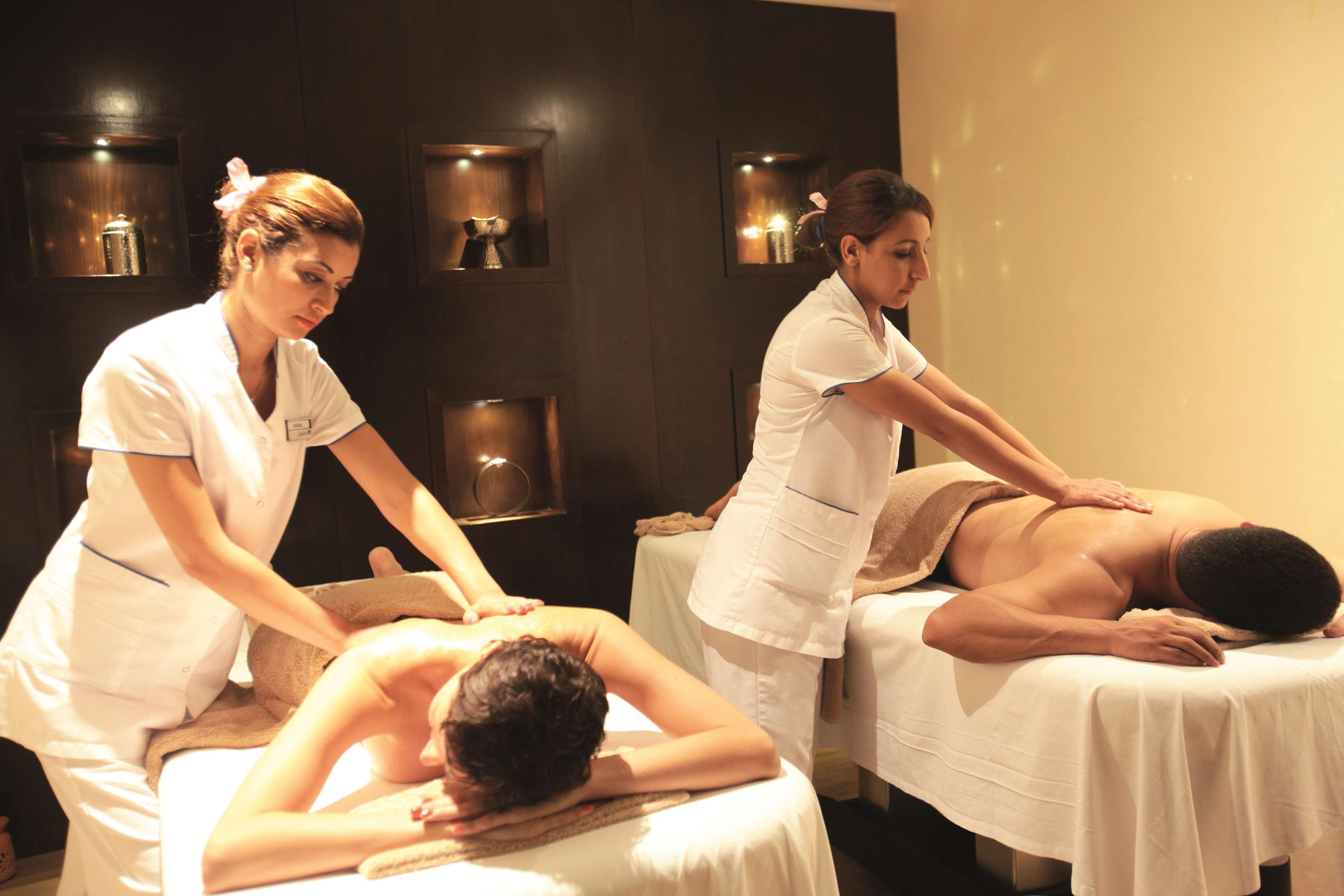 Radisson Blu Resort & Thalasso Hammamet Kültér fotó Massage therapists at work