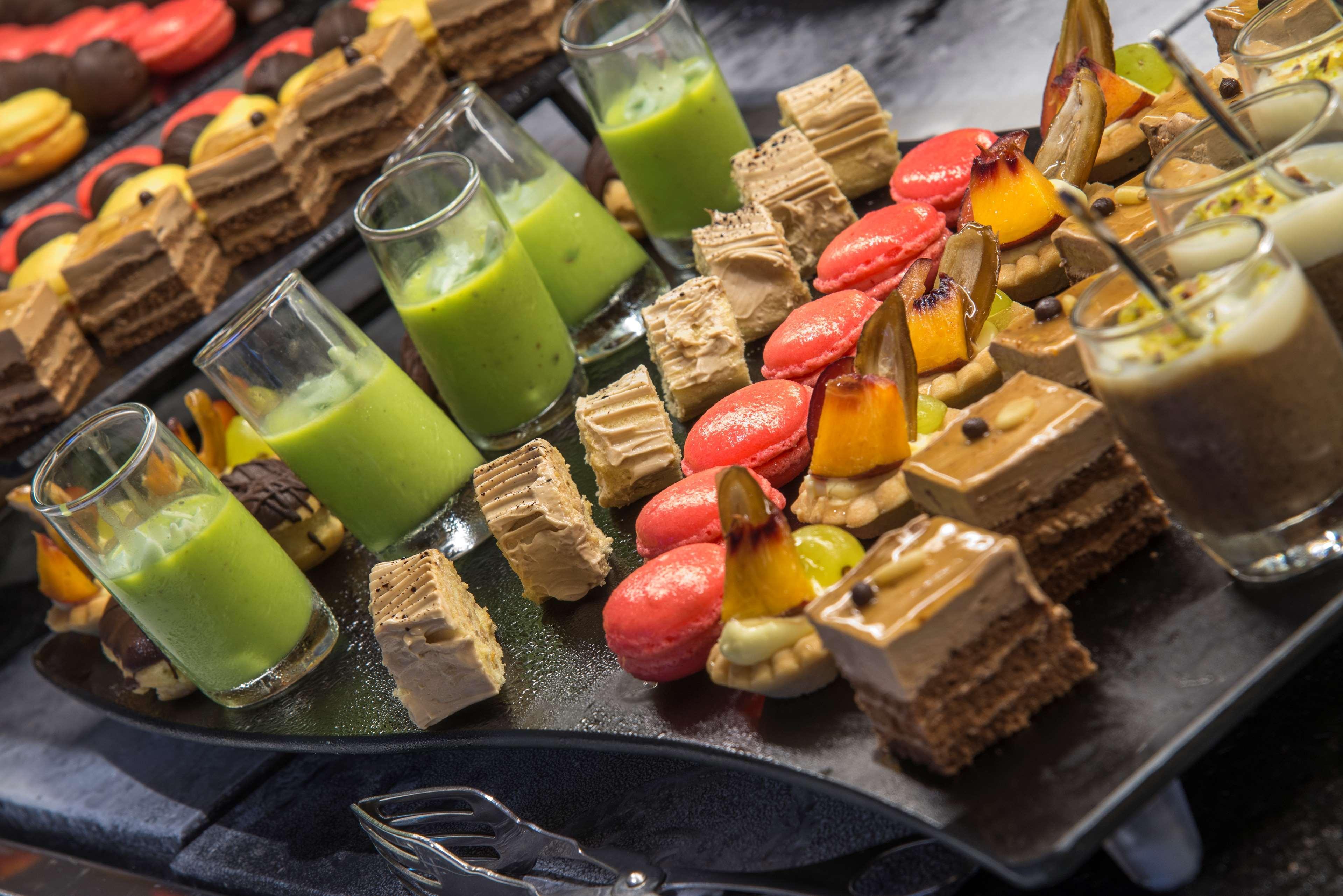Radisson Blu Resort & Thalasso Hammamet Kültér fotó A selection of desserts