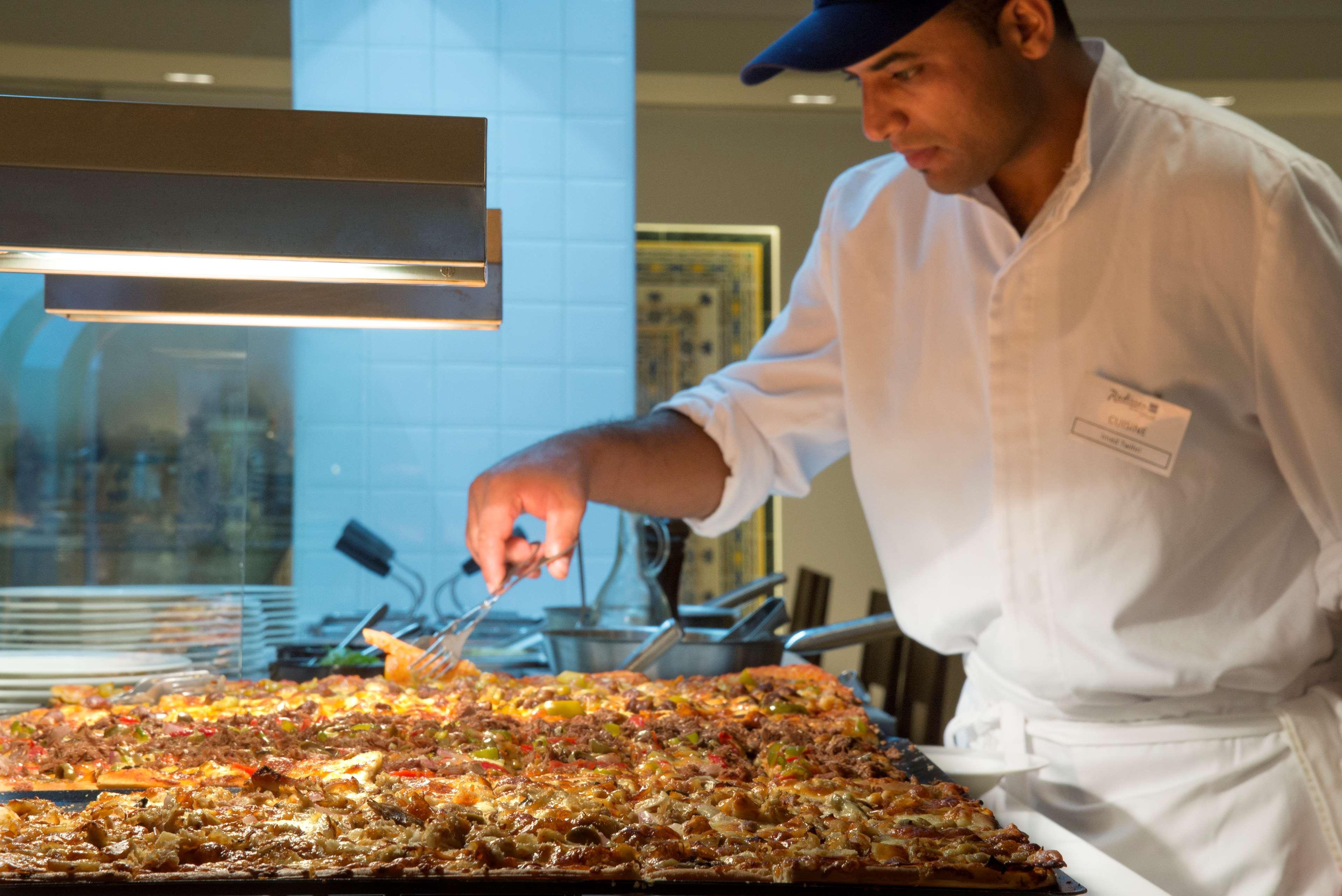 Radisson Blu Resort & Thalasso Hammamet Kültér fotó A chef preparing food at a buffet