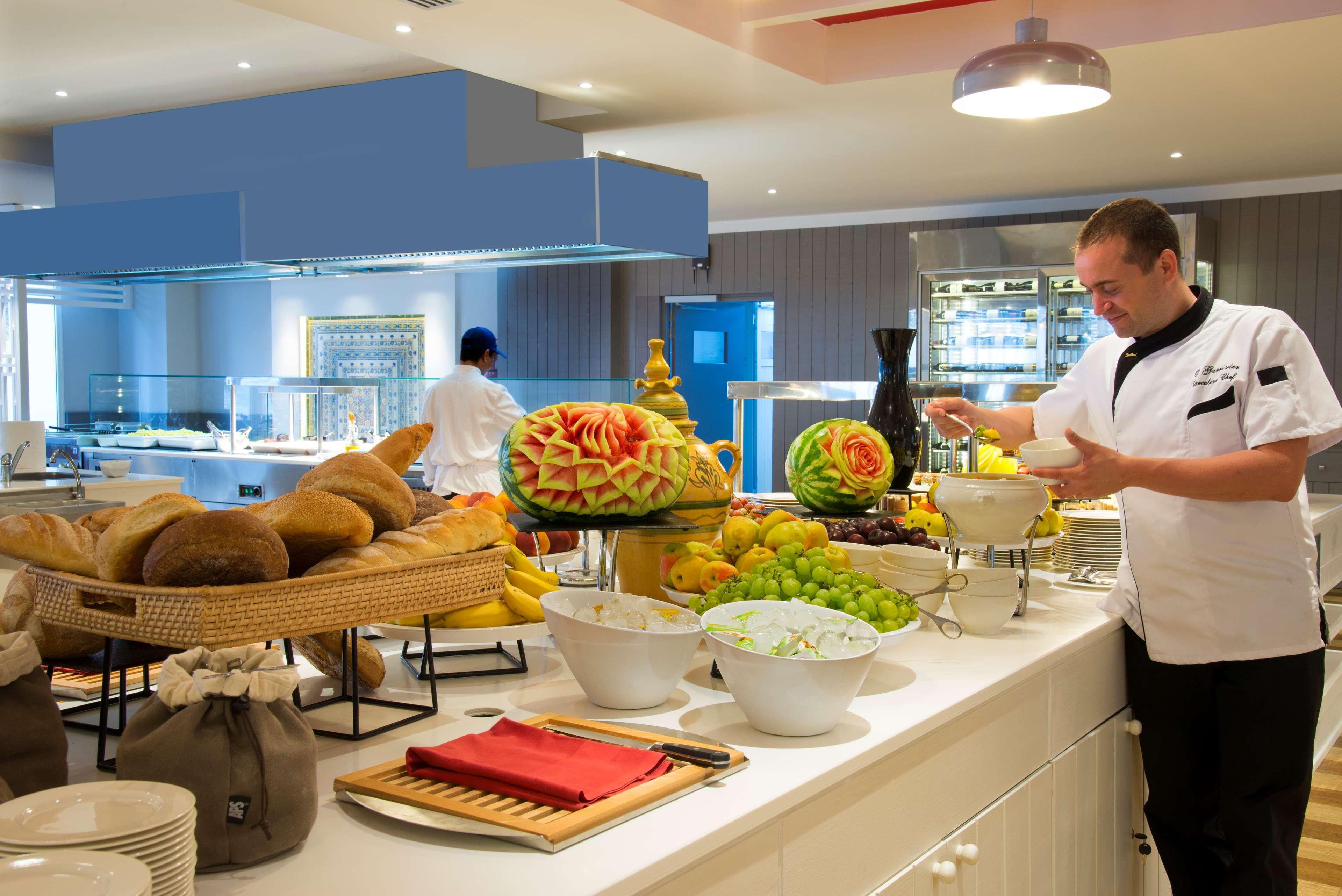 Radisson Blu Resort & Thalasso Hammamet Kültér fotó A buffet at a hotel