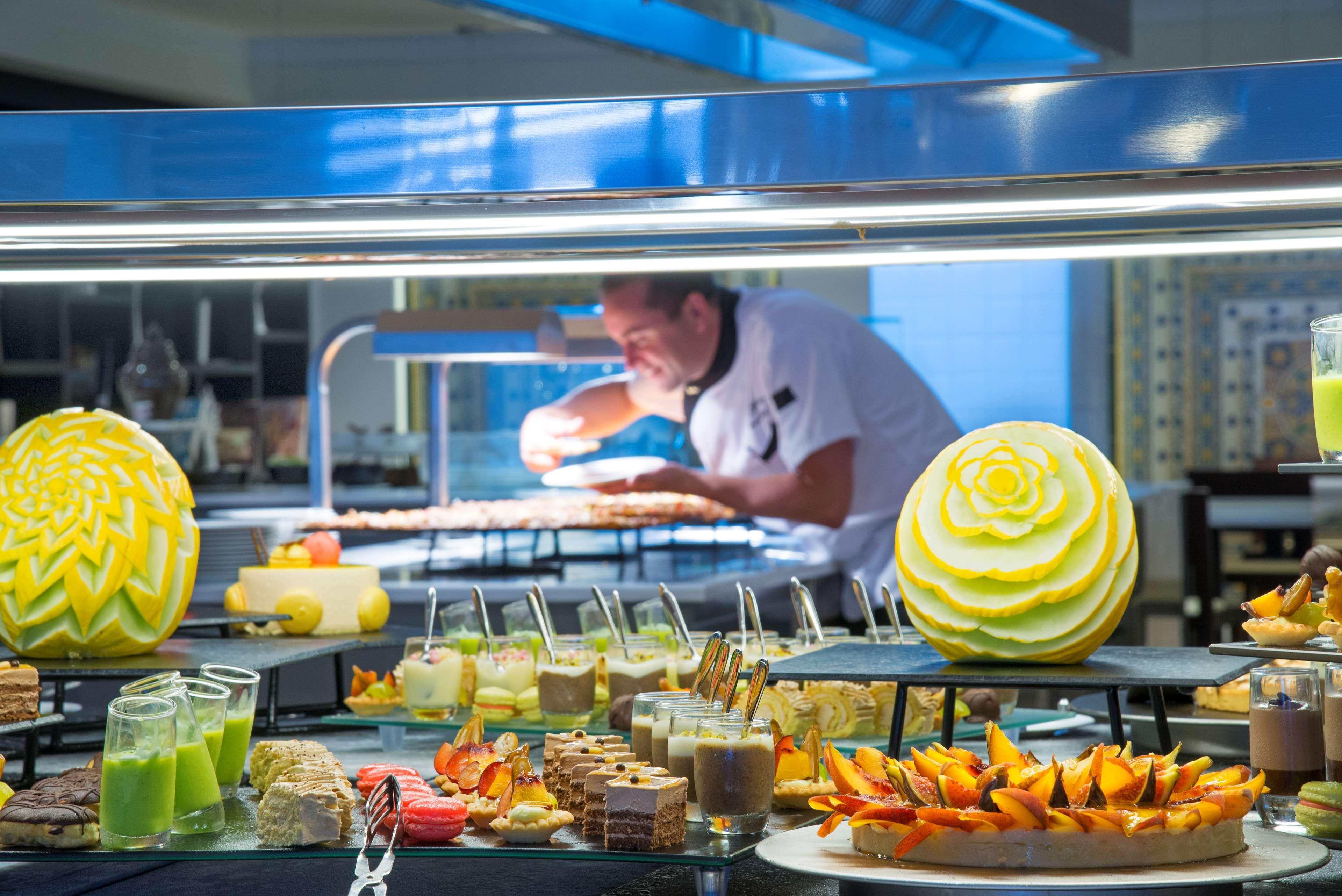 Radisson Blu Resort & Thalasso Hammamet Kültér fotó A buffet at a hotel