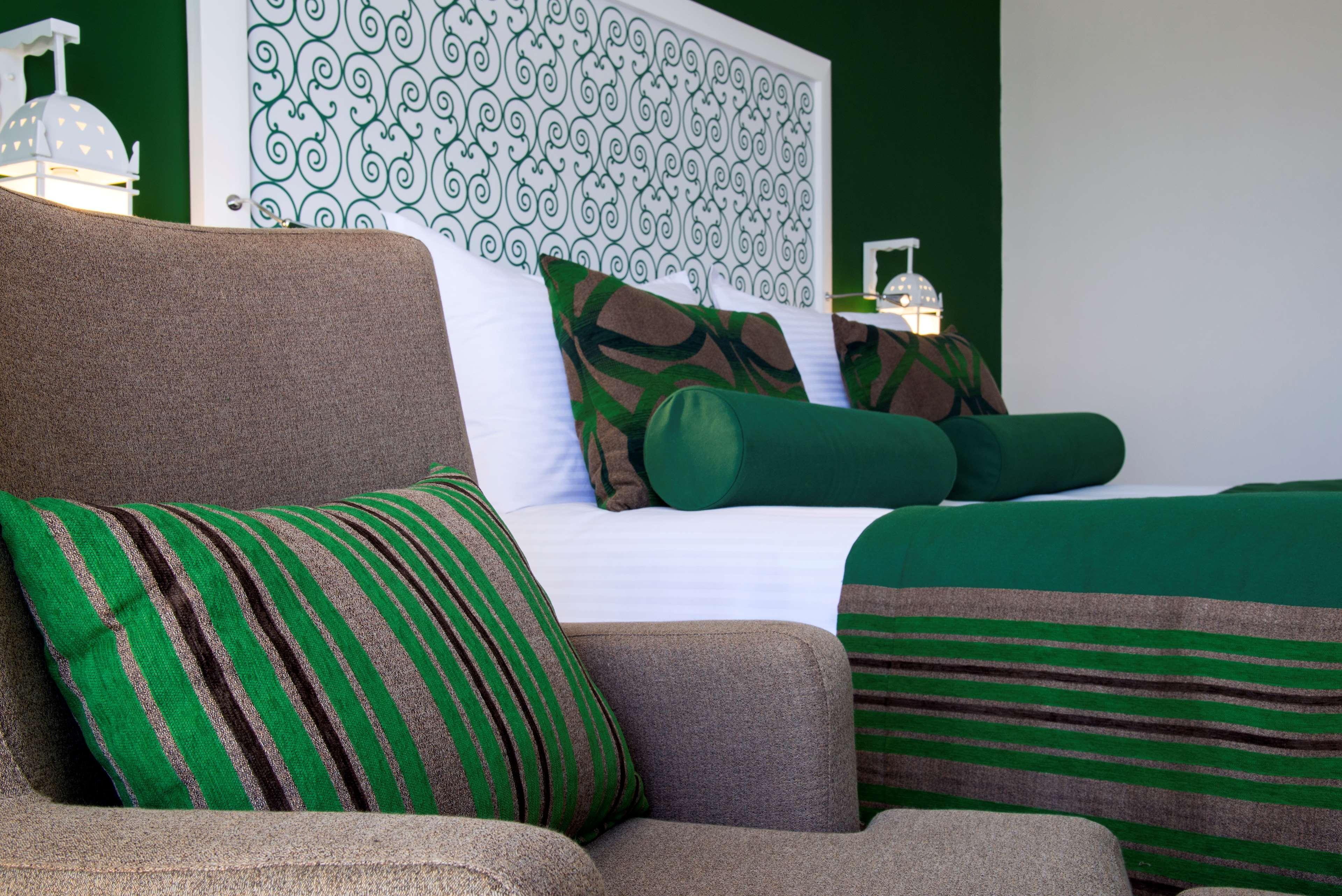 Radisson Blu Resort & Thalasso Hammamet Kültér fotó A bed with cushions